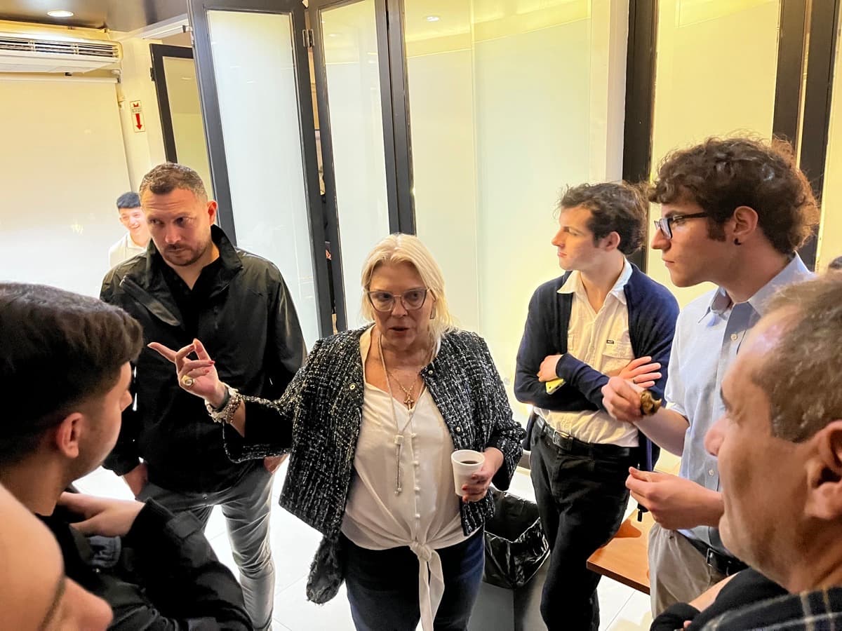 Jóvenes dialogando con referentes políticos en CEJOP Buenos Aires