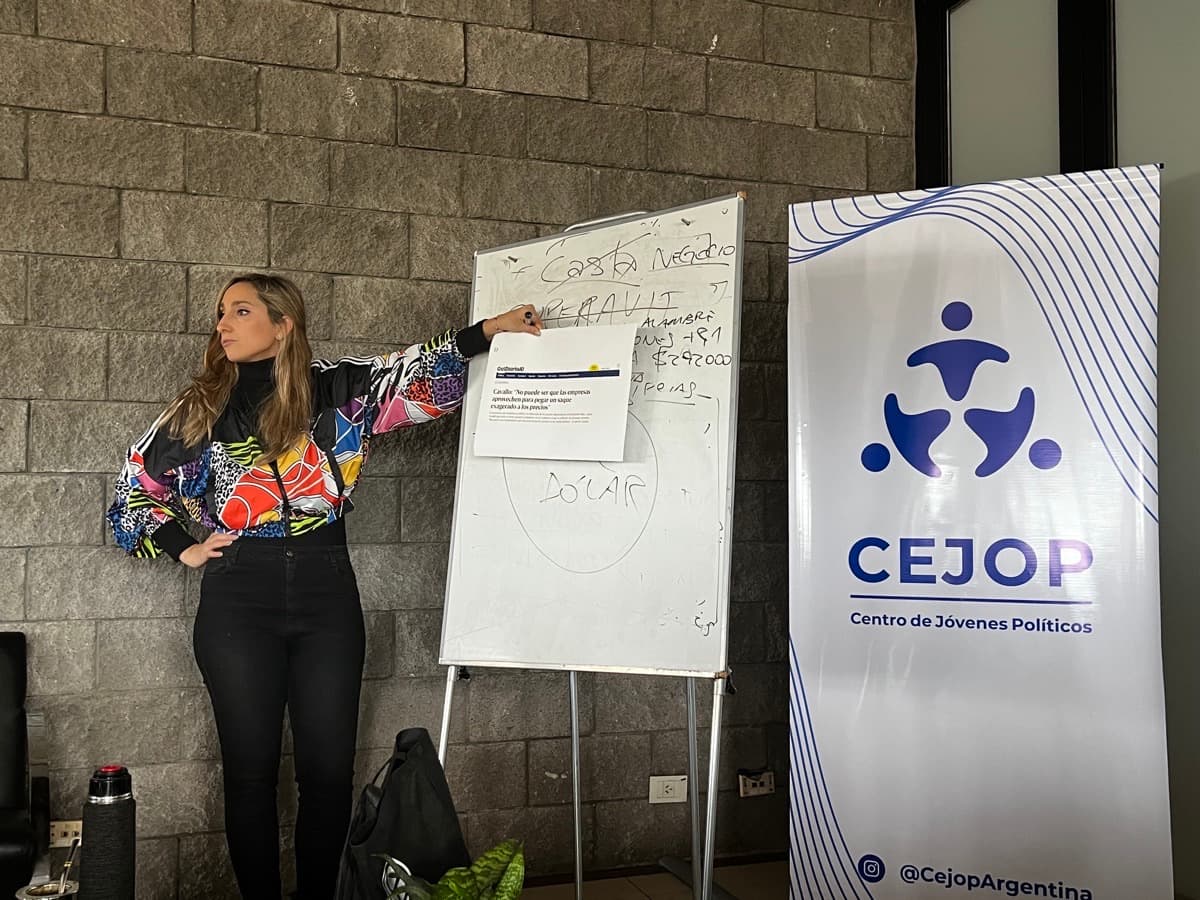 Presentación en encuentro CEJOP con banner institucional