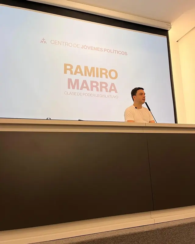 Clase sobre Poder Legislativo en un encuentro de CEJOP